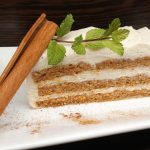 Fűszeres répatorta lágy sajtkrémmel rétegezve