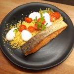 Bőrén sült lazacfilé kuszkus-szal, sült paradicsommal és mentás joghurttal